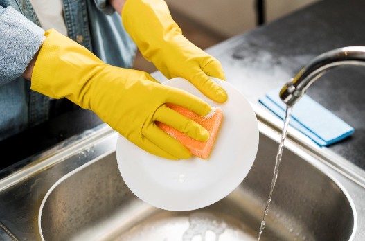 lady washing dishes